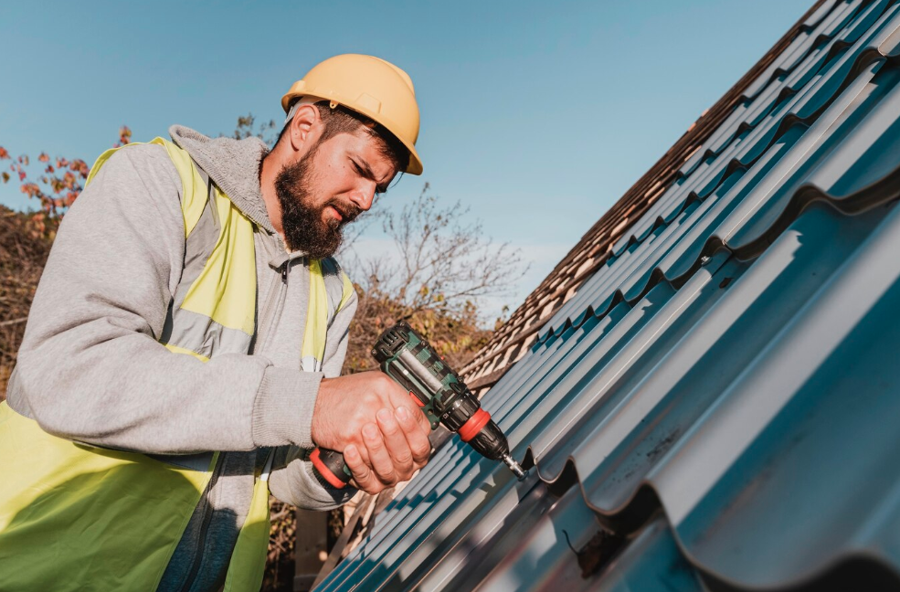 Couvreur en action sur une toiture, avec sa vitrine professionnelle VitrinePro pour gagner en visibilité