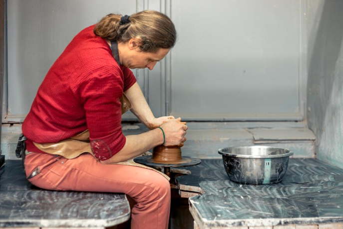 Marbrier présentant son travail de marbre grâce à une vitrine professionnelle sur VitrinePro