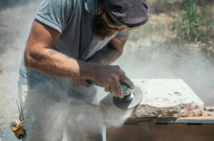 Tailleur de pierre en train de travailler sur une sculpture, illustration de l’artisanat d’exception