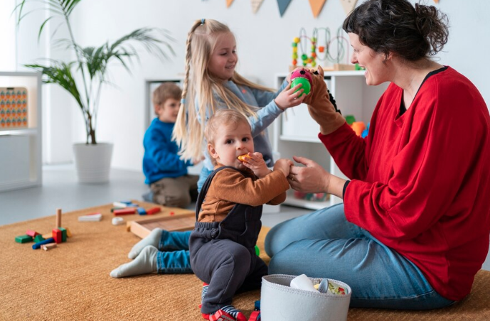 Nounou créant sa vitrine professionnelle en ligne sur VitrinePro pour se rendre visible aux familles.