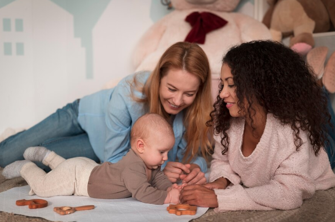 Jeune baby-sitter jouant avec des enfants, accompagnée de sa vitrine professionnelle en ligne VitrinePro