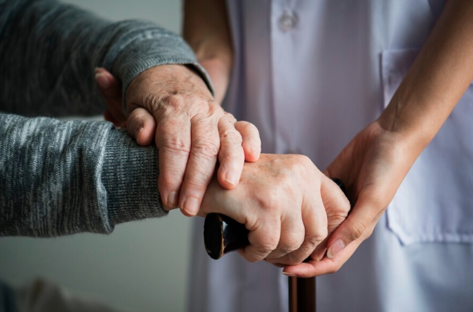 Auxiliaire de vie accompagnant une personne âgée, avec une vitrine professionnelle VitrinePro en ligne