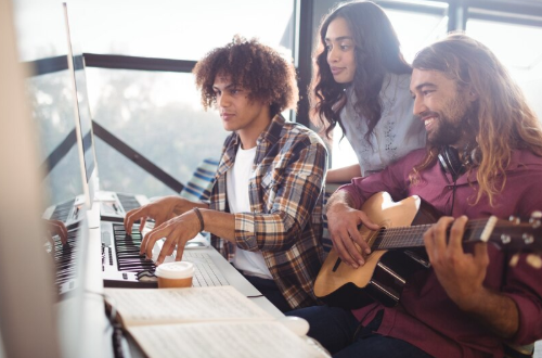 Professeur de musique créant sa vitrine professionnelle en ligne