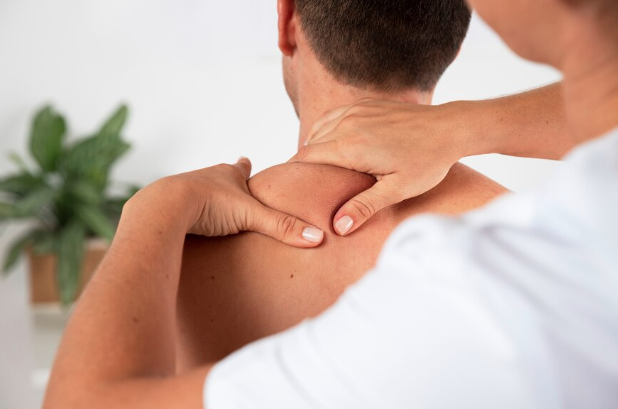 Réflexologue devant son ordinateur créant sa vitrine professionnelle en ligne avec VitrinePro