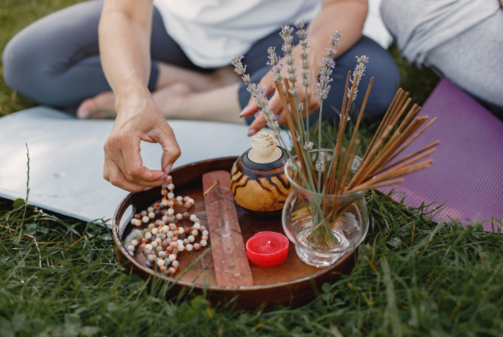 Aromathérapeute en train de préparer une synergie d’huiles essentielles dans son cabinet