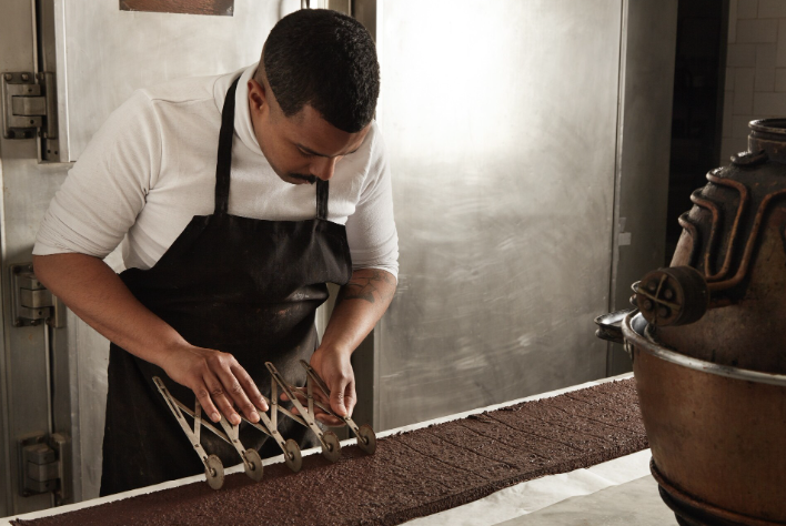 Chocolatier préparant des chocolats artisanaux dans son atelier