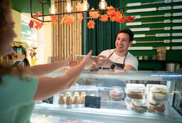 Glacier créant sa vitrine en ligne avec VitrinePro sur ordinateur.