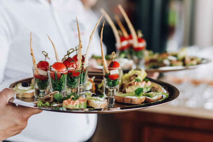 Illustration d’un traiteur créant sa page professionnelle en ligne