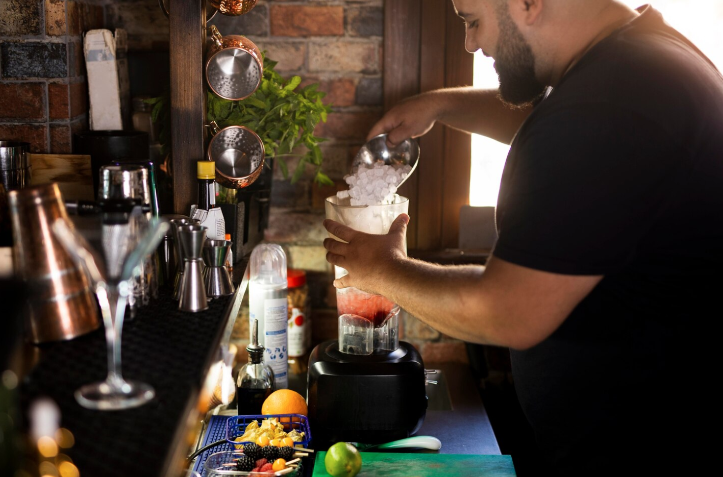 Barman indépendant créant son site professionnel pour ses prestations