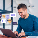 Web designer assis à son bureau créant sa vitrine en ligne