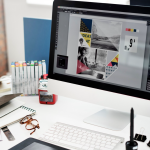 Graphiste freelance créant son site vitrine professionnel sur ordinateur