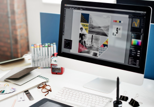 Graphiste freelance créant son site vitrine professionnel sur ordinateur